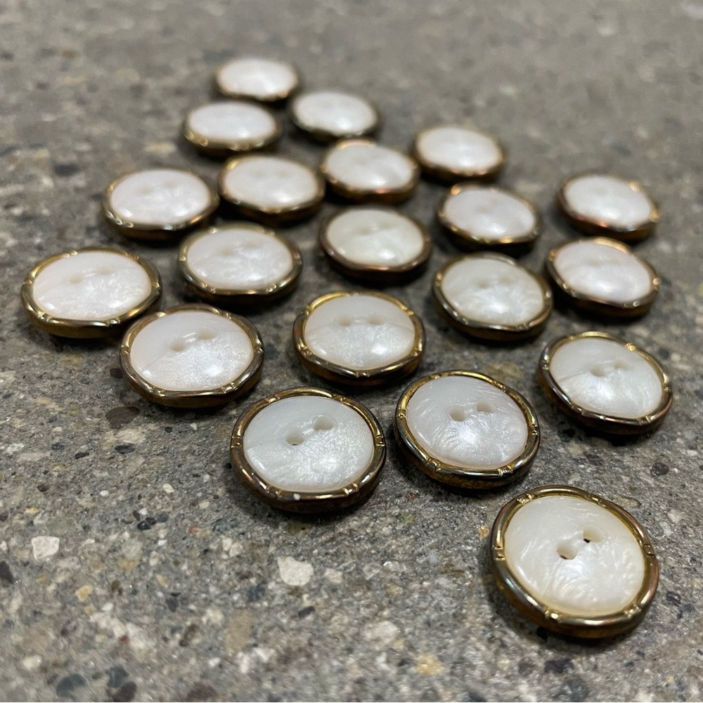 20 piece Vintage Pearl Gold Trim Sewing Buttons Lot - Picture 4 of 10
